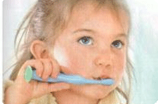 Девочка чисти т зубы