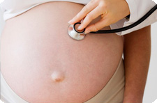 живот беременной и стетоскоп