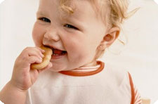 Ребенок ест печенье