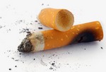 Скажем «нет» курению.
Курение не только вредит здоровью, но и является одной из причин потемнения зубов. Из-за никотина образуются коричневые пятна, которые глубоко пронизывают зубную эмаль, и их довольно сложно вывести одной зубной пастой.  Чем дольше курите, тем больше повреждение зубов. Кроме того, курение – причина неприятного запаха изо рта и воспаления десен (гингивит), а соответственно повышается риск развития рака ротовой полости.