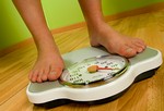 Кому же полезна высокопротеиновая диета?
Высокопротеиновые диеты помогают сбросить вес (по крайней мере, за короткое время), так как позволяют не чувствовать голода довольно длительное время, насыщаясь большим количеством белка. Это исключает из дневного режима все перекусы и ведет к снижению веса. К сожалению, люди часто снова набирают вес, как только диета заканчивается.