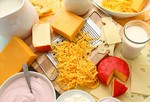 Маложирные молочные продукты.
Если хочется как-то разнообразить свою диету, не обходите стороной молочные продукты. Молоко, сыр и йогурт не только богаты на белок, но в них также содержится кальций, необходимый для укрепления костей и здоровья сердца. Рекомендуется принимать 2-4 раза в день маложирные или обезжиренные молочные продукты.