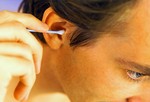 «Пробки» в ушах.
Ушная сера защищает уши от воспаления, чистит уши и, а от избытка ушной серы организм избавляется естественным образом. Проблемы, типа закупорка ушей, начинаются, когда мы пытаемся почистить уши с помощью ватных тампонов или какими другими предметами. Признаки «пробок» в ушах: боль, зуд, звон или потеря слуха. Только врач сможет безболезненно удалить «пробки».