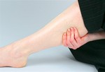 Судороги.
Эти пугающие спазмы и подергивания в мышцах ног могут длиться от нескольких секунд до нескольких минут. Когда в тот момент, когда явной причины для судорог не может быть, то они могут быть вызваны обезвоживанием, усталостью мышц, недостатком определенных веществ в организме, например, калия и кальция. Чтобы уменьшить боль, разомните мышцу, походите, потрясите ногой или растяните мышцу. Если судороги не проходят, обратитесь к врачу.