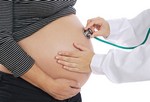 Обычно каждые две недели в течение всей беременности необходимо посещать врача.
Развитие эмбриона на 32 неделе.
В этот период ребенок может уже весит до 2 кг. Кожа ребенка уже менее морщинистая, начинает развиваться подкожный жир. Вес ребенка обычно составляет половину веса от веса при рождении. Поинтересуйтесь у своего врача, как составить таблицу движений плода. Возможно, уже скоро начнет выделяться молозиво из молочных желез (желтоватая жидкость, которая предшествует образованию молока).
