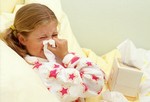 Как можно облегчить и вылечить простуду у ребенка?
Просмотрите это слайдшоу и узнаете, как можно помочь своему больному ребенку и какие безрецептурные лекарства помогут понизить температуру, вылечить насморк, больное горло и другие симптомы простуды.

Что делать, если у ребенка повысилась температура?
Педиатры считают, что стоит беспокоиться, когда температура выше 38&amp;#61616;. Нужно вызывать врача, если (1) ребенок младше 4 лет, (2) кроме температуры есть и другие симптомы, (3) ребенок только учится ходить и температура держится последние три дня или более шести дней у более взрослого ребенка. В других случаях можно использовать ибупрофен и ацетаминофен для детей. Никогда не давайте ребенку аспирин, так как это может вызвать развитие синдром Рейя, редкого заболевания, но серьезно поражающего печень и мозг.
