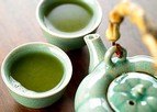 Зеленый чай.
Исследования показали, что зеленый чай (насыщенный антиоксидантами) снижает риск развития большинства видов рака. «Фитодобавки в чае поддерживают рост и развитие кишечных бактерий», - рассказывает Боуерман. «Обычно они задерживает рост плохих бактерий (кишечной палочки, сальмонелла), а полезные бактерии оставляют нетронутыми.» Почему это так важно? «Так как до 70% иммунной системы расположено в пищеварительном тракте», - рассказывает Сьюзан Боуерман, заместитель директора Центра питания при Университете Калифорния в г.Лос-Анджелес. «Четыре чашки в день – поддержит иммунную систему на пике ее эффективной работоспособности.»