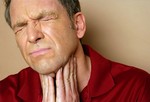 Как сильно болит?
Ангина, возникшая вследствие переохлаждения организма, вызывает боль в горле. Обычно эта боль утихает через несколько дней. При фарингите дела обстоят хуже, вплоть  до того, что человеку становится больно глотать. Иногда при остром фарингите наблюдают также приступы тошноты, потерю аппетита, головные боли и боли в животе.