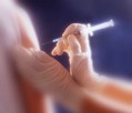 7. Сделайте прививку.
Защитите себя с помощью вакцинаций. Некоторые заболевания, такие как столбняк, требуют повторных прививок. Также стали доступны новые вакцины, такие как вакцины от опоясывающего лишая и вируса папилломы человека. Прививки, такие как прививка от пневмонии или ежегодная прививка от гриппа, также помогают предотвратить потенциально серьезные инфекции. Поговорите со своим врачом о том, какие вам необходимо сделать прививки.