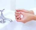 2. Мойте руки.
Это звучит просто, но возможно именно поэтому люди не воспринимают это всерьез. Частое мытье рук – это один из лучших способов защитить себя от инфекционных заболеваний. Поскольку много инфекций передаются через прикосновения к разным вещам – ручкам дверей, рукам других людей, перилам, телефонам, настольным приборам и другим объектам, которые переносят инфекцию – мытье рук важно для людей всех возрастов, особенно для детей. Исследование, проведенное в 2005 году, показало, что мытье рук в два раза сокращает риски заболевания пневмонией и диарей у детей. Мыло и вода – это все, что вам надо, а если эти вещи вам недоступны, могут помочь дезинфицирующие средства для рук на основе спирта.