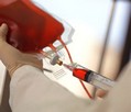 8 способов оставаться здоровыми.
Поддержание здоровья кажется вам второй работой? Упражнения, приготовления и употребление правильной пищи, прием витаминов и поддержание позитивного мировоззрения требует многих усилий. Если вы делаете все это – наши поздравления. Продолжайте в том же духе! Каждый может попробовать другие простые и практичные способы улучшить свое здоровье. Вот некоторые идеи. 
1. Сдавайте кровь.
Каждый год миллионам украинцев требуется переливание крови, и потребность в крови существует всегда. Однако, согласно оценкам, лишь 10% потенциальных доноров на самом деле сдают свою кровь. Хорошая новость состоит в том, что донорство может улучшить ваше здоровье. В ходе недавнего многолетнего исследования, в котором приняли участие более миллиона доноров крови из Скандинавии, была обнаружена связь между донорством крови и пониженным  риском заболевания раком (печени, легких, толстой кишки, желудка и горла) у мужчин, однако все еще не понятна причина данной связи. Донорство также может сократить риск сердечных заболеваний у мужчин, чем больше сдаешь крови, тем меньше риск. Также донорство никаким образом не вредит женщинам. Кроме того, когда вы сдаете кровь, вы проходите мини осмотр, так как проверяется ваше артериальное давление, и изучается ваша история болезней. Что может быть лучше, чем помочь спасти чью-то жизнь, тем самым улучшив свое собственное здоровье?