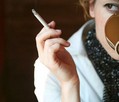 Табачный дым.
Также как и выхлопные газы, табачный дым является источником многих ПАУ. Среди них дибензантрацен, который Агентство по охране окружающей среды классифицирует как «предположительно канцерогенный для людей», а также мутагенный – вызывающий мутацию генов. Он связан со многими другими веществами, вызывающими рак, такими как дибензохризен.