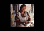Чем нас так привлекает шоколад?
Для майи стручки какао символизировали жизнь и плодородие. Стручок часто изображали в религиозных ритуалах, включая свадебные церемонии, и считался пищей богов. В центральной Мексике ацтеки считали, что мудрость и сила содержится в плодах какаового дерева, кроме того, они обладают питательными и возбуждающими свойствами. Император ацтеков Монтесума даже пил какаовый напиток для поддержания своего либидо.